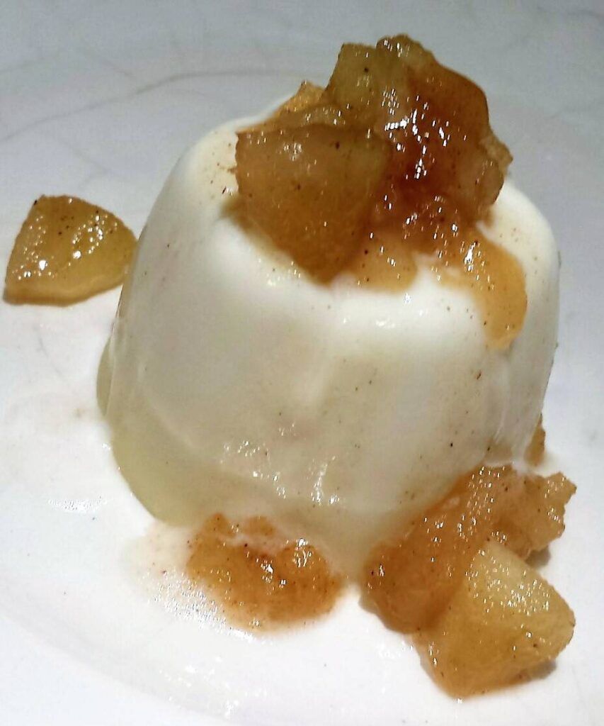 Panna cotta zenzero e riduzione di mela caramellata