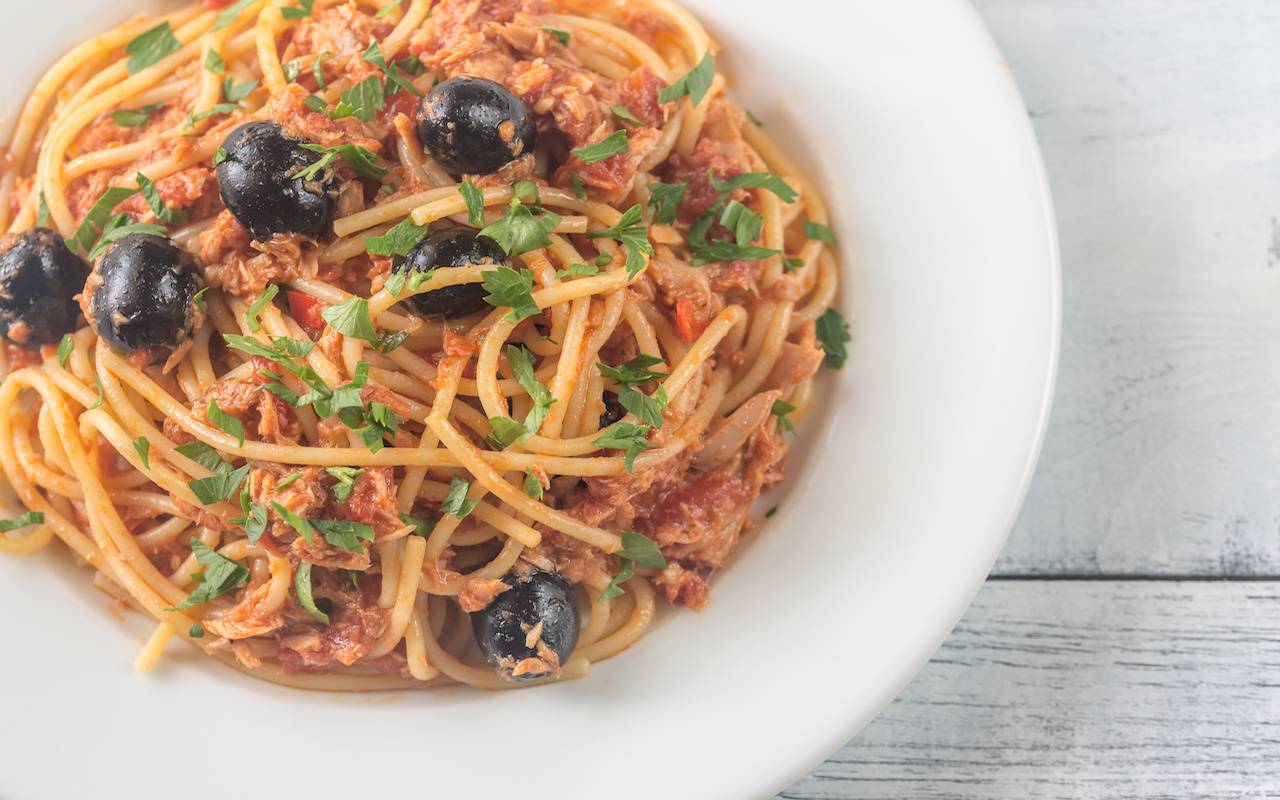 spaghetti al tonno olive e capperi