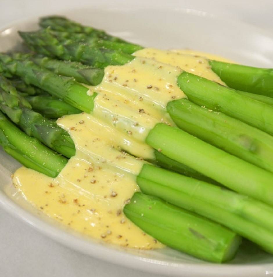 Asparagi al vapore con salsa