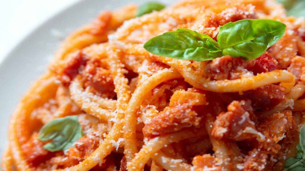 Bucatini all'Amatriciana la vera ricetta tipica facile da fare