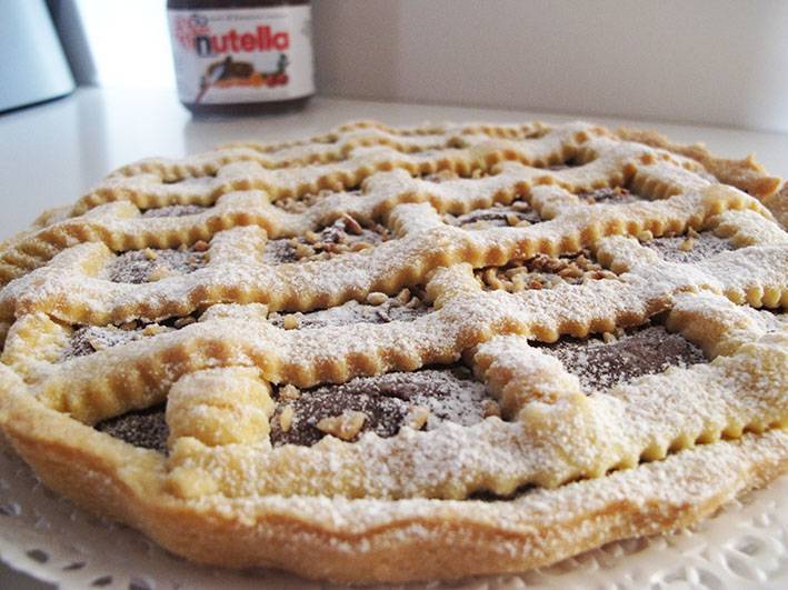 Crostata alla nutella con nocciole