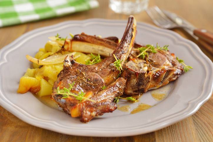 Costolette di agnello con patate al rosmarino