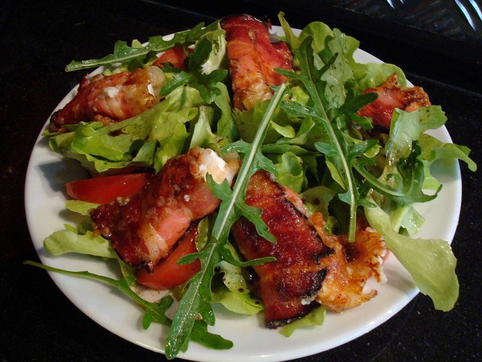 Insalata con pancetta e formaggio