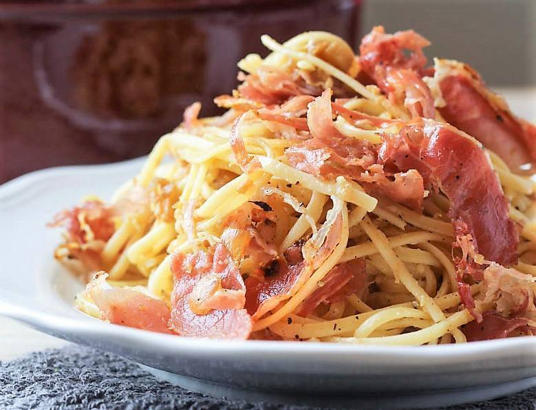 Pasta allo zafferano e speck croccante