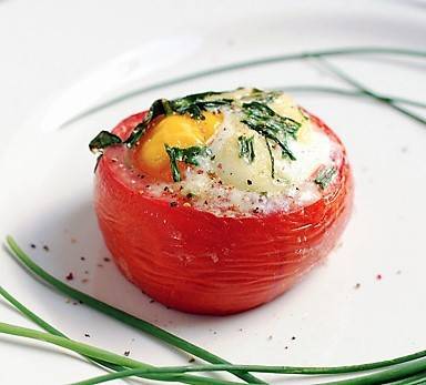 Pomodoro con uovo in camicia