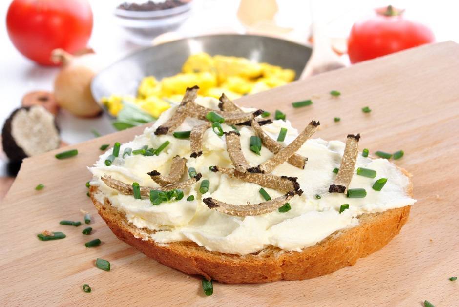 Crostini con fonduta al tartufo