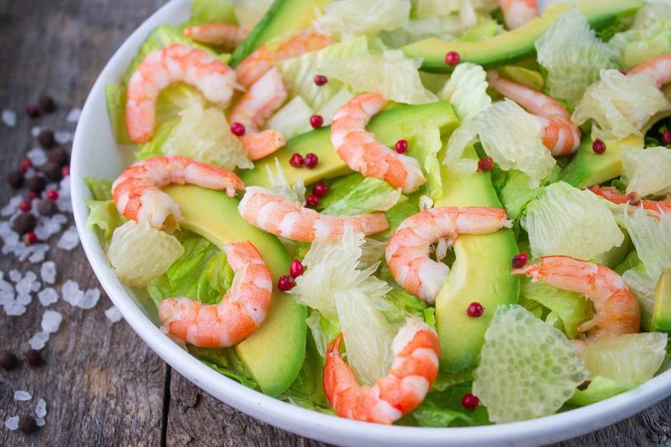 Insalata gamberetti e pompelmo con avocado