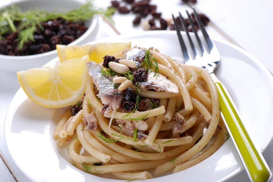 Pasta con sarde, pinoli e uvetta