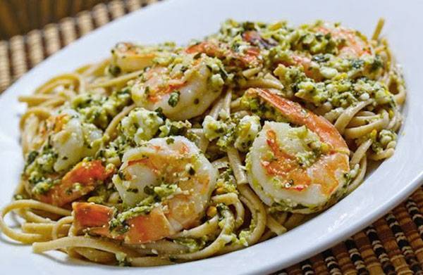 linguine con pesto e gamberetti