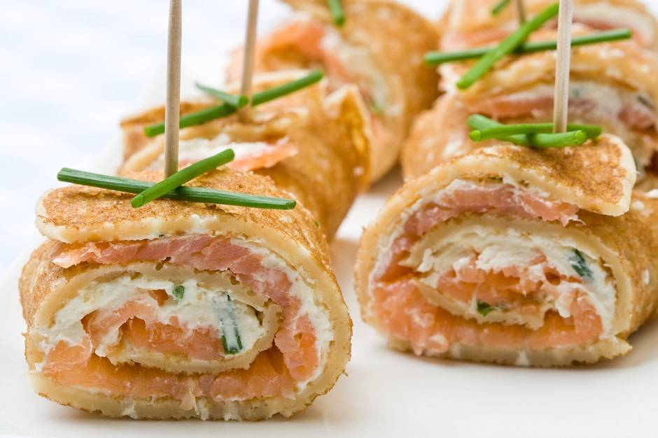 Rotolini di crepes con ricotta e salmone