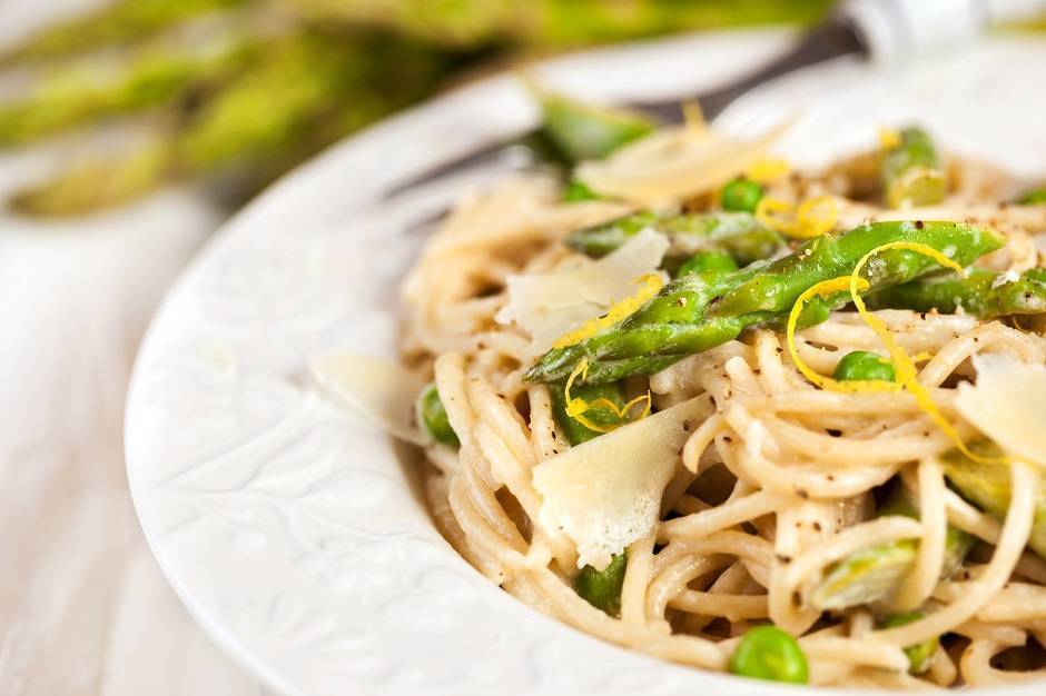 Pasta con asparagi e piselli