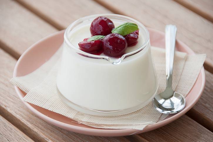 Panna cotta al latte di mandorla con ciliegie