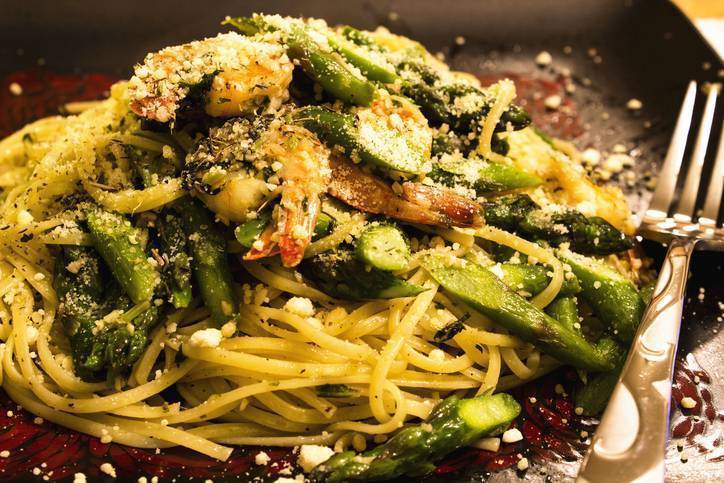 Pasta con gli asparagi e pesce