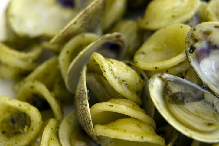 orecchiette al pesto con vongole