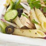Insalata di pasta con tonno, cetrioli e olive