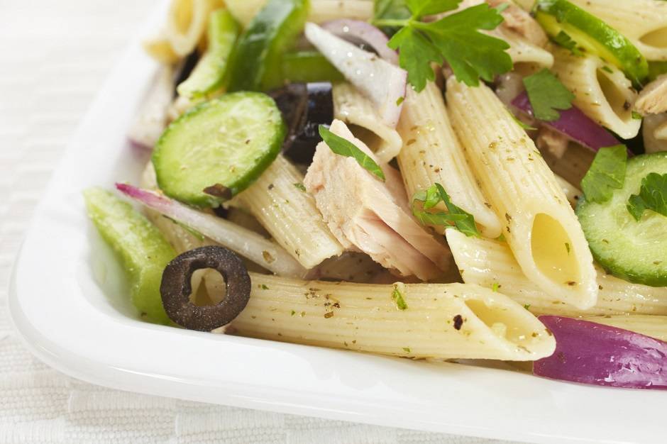 Insalata di pasta con tonno, cetrioli e olive