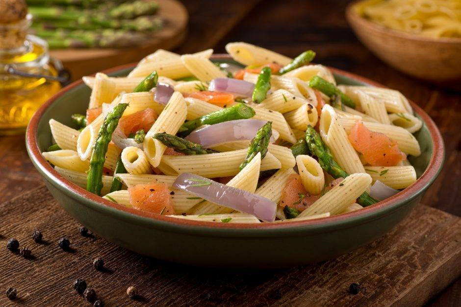 Pasta con salmone e asparagi