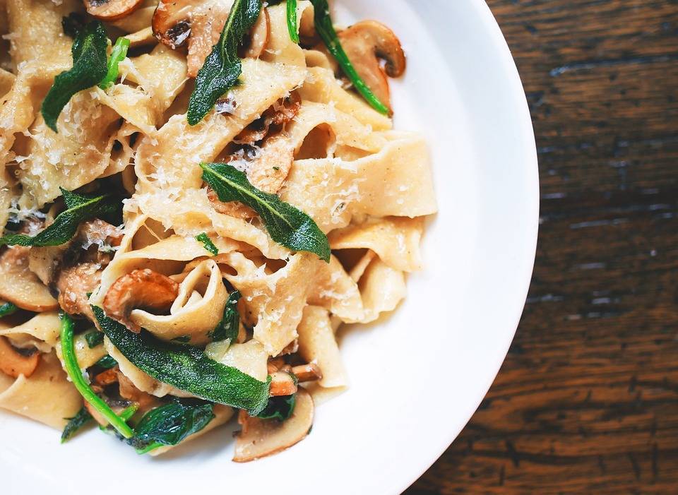 Pasta con rucola, funghi e pinoli