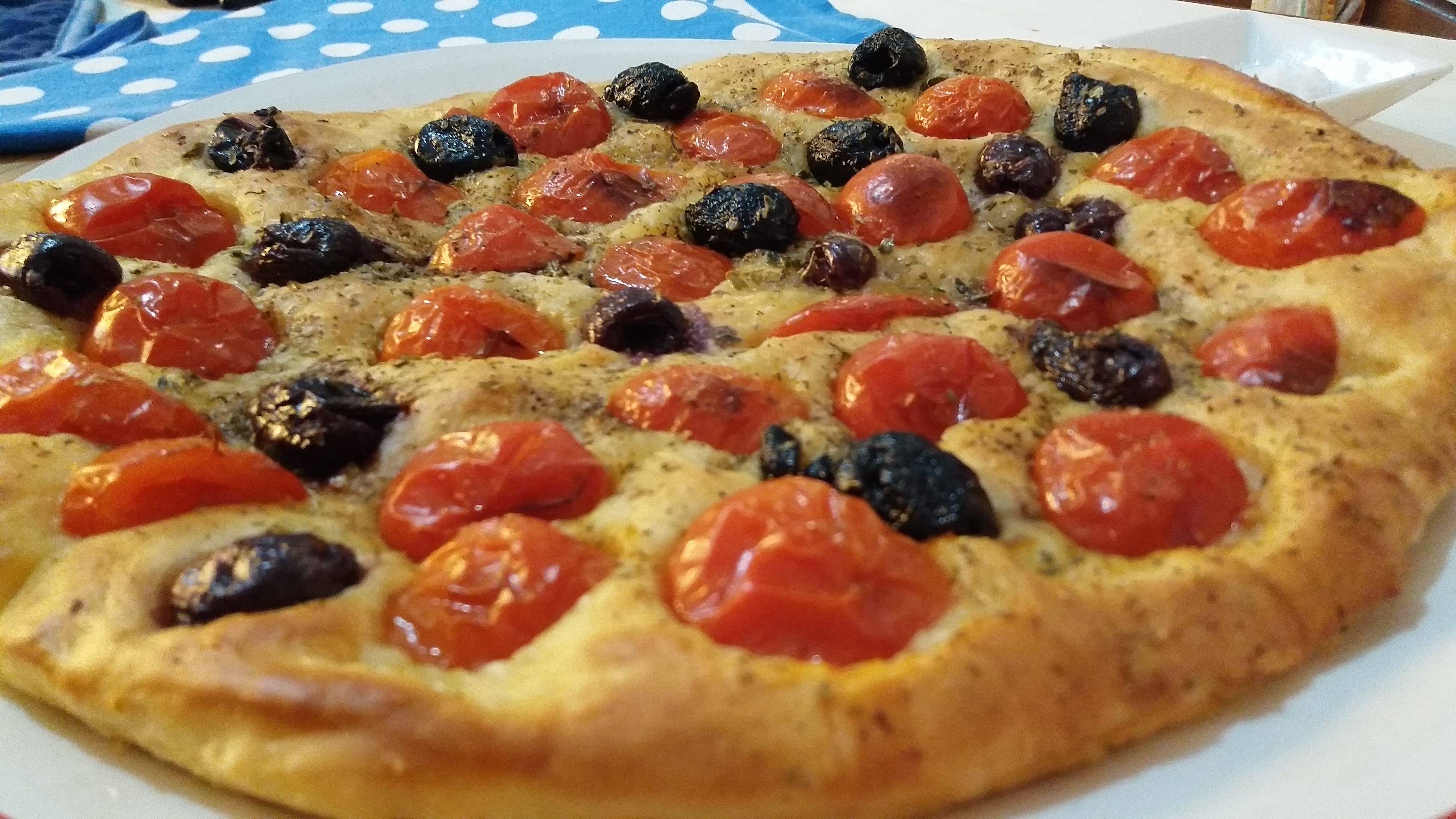 focaccia con pomodorini e olive