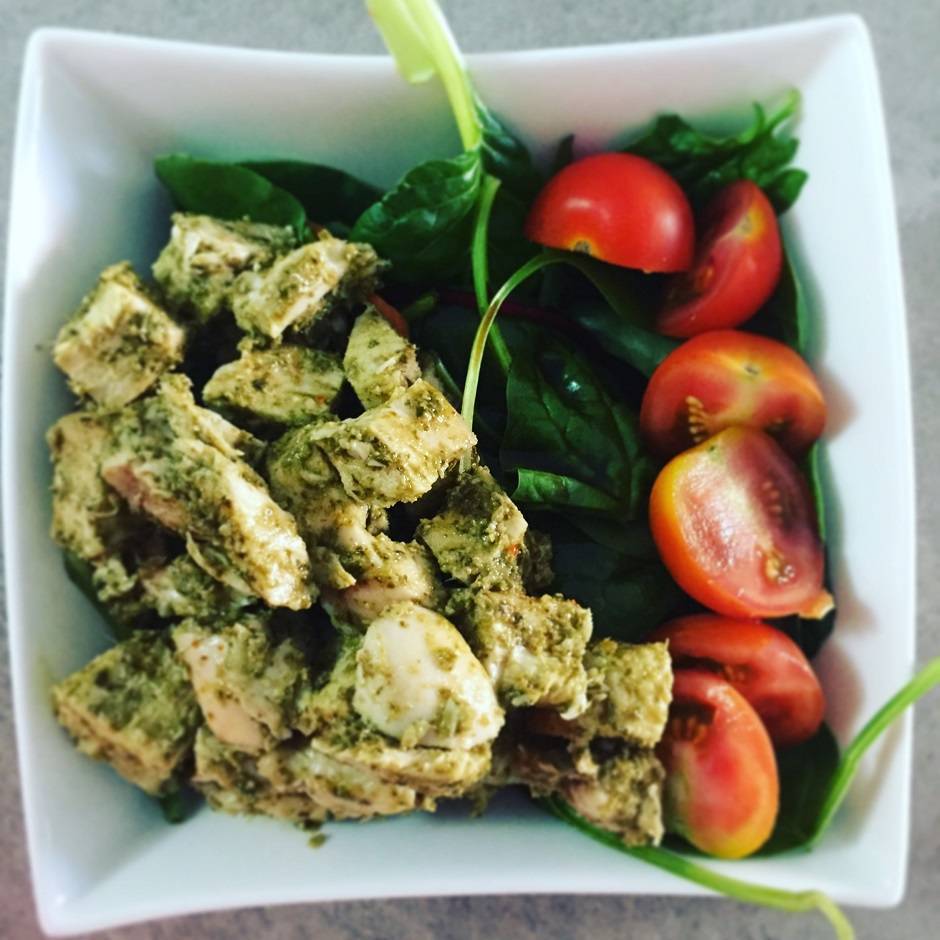 Insalata di pollo al pesto e noci