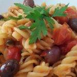 Fusilli con olive, pomodori e capperi