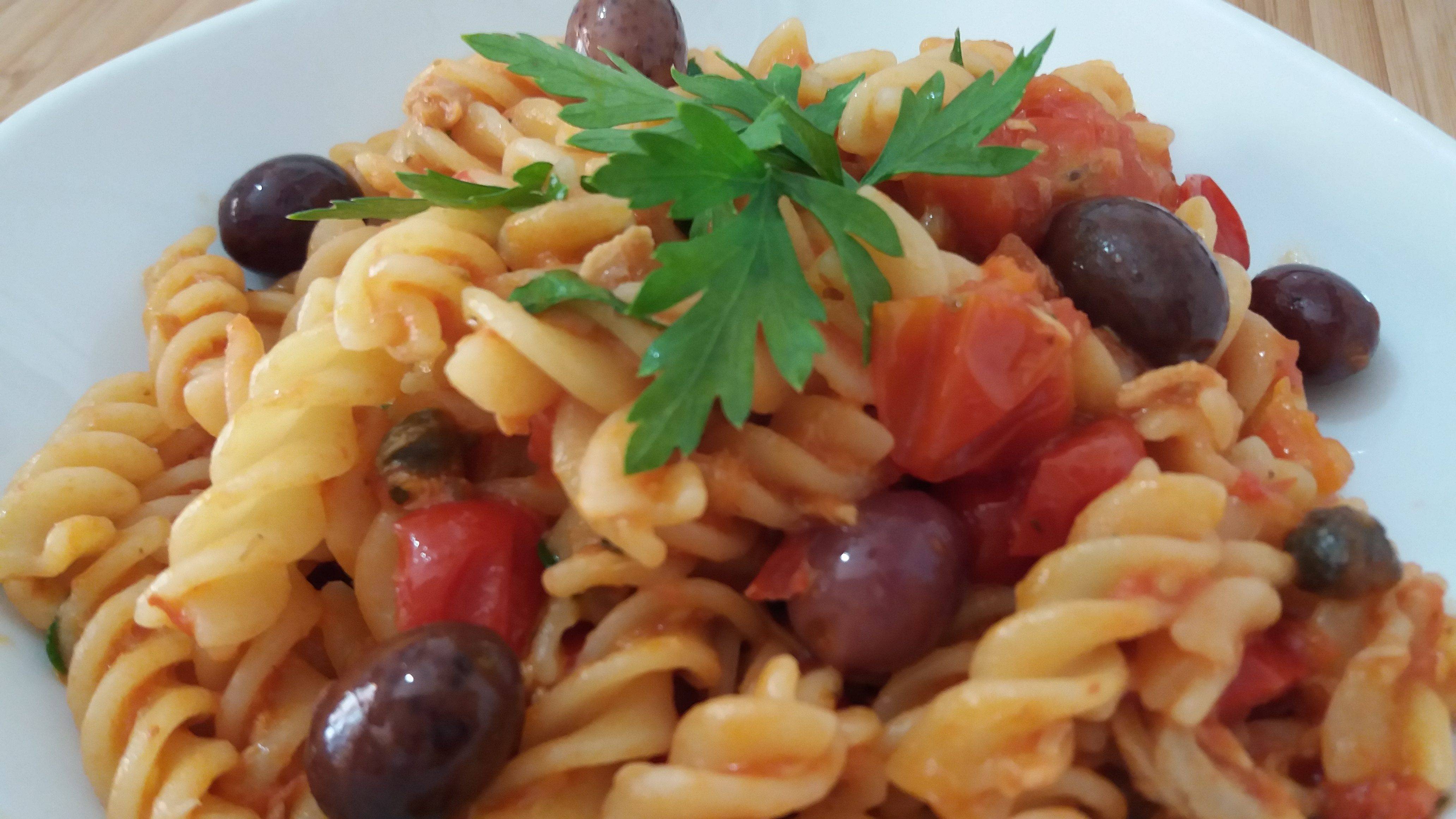 Fusilli con olive, pomodori e capperi