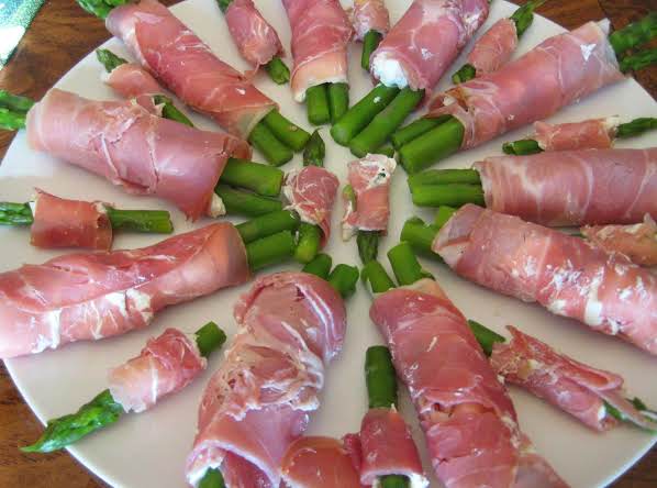 involtini di asparagi , prosciutto e caprino