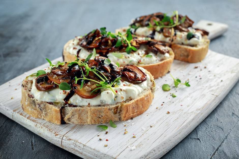 Bruschette alla ricotta e funghi