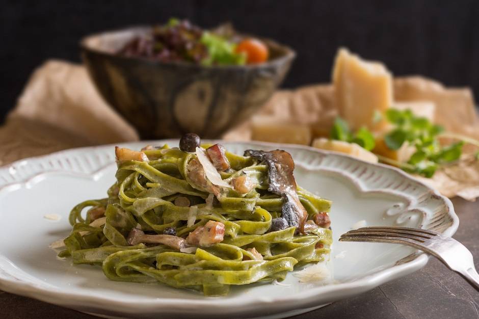 Tagliatelle verdi con funghi e pancetta croccante