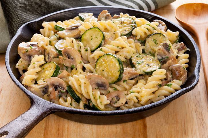 Pasta con funghi e zucchine