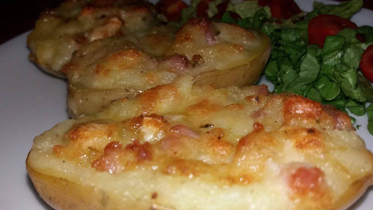 Patate ripiene al forno con formaggi e prosciutto cotto