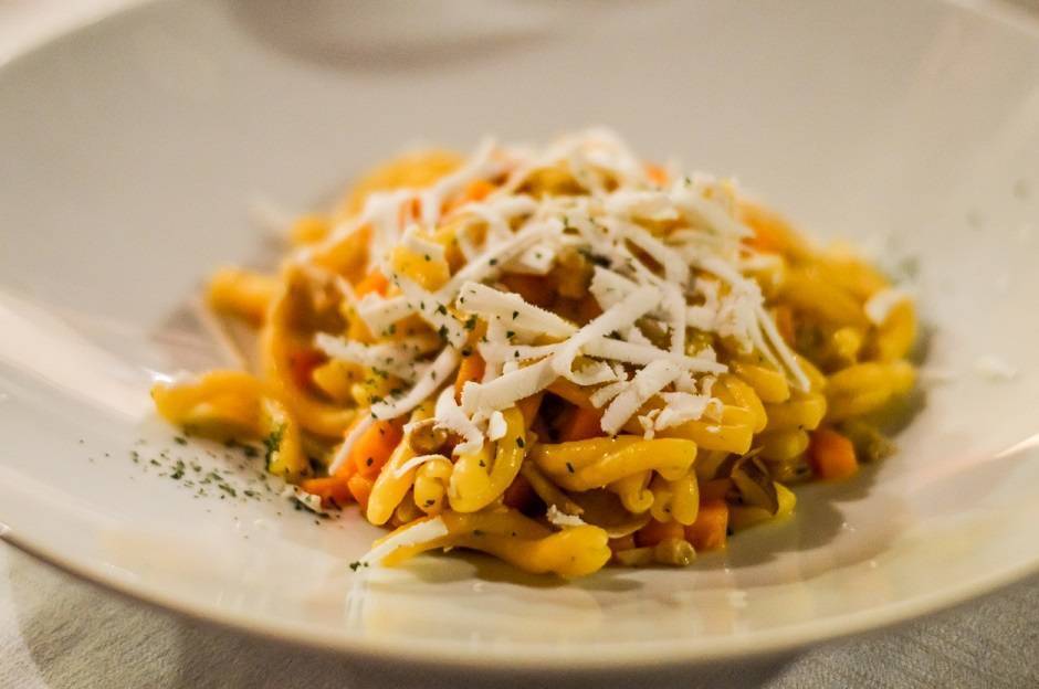 Strozzapreti con zucca, porcini e ricotta salata