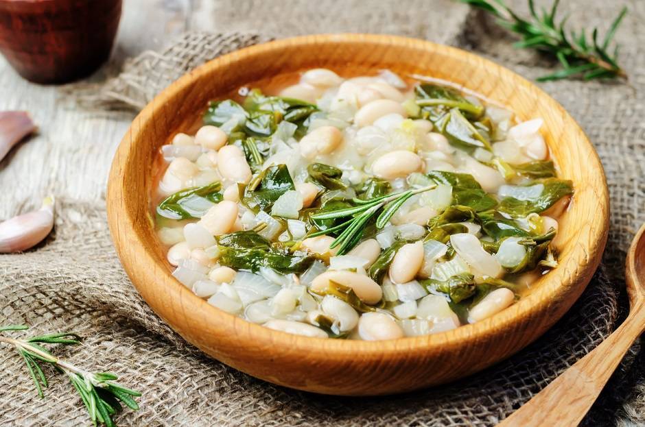 Minestra di verdure selvatiche e fagioli