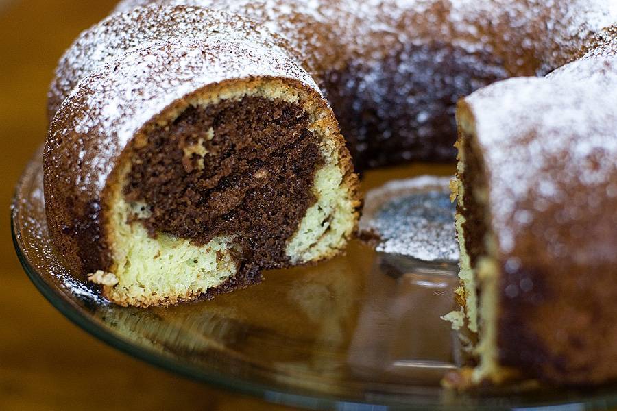 ciambellone variegato al pistacchio e cioccolato