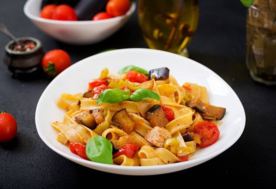 Pasta con pollo, pomodori e melanzane