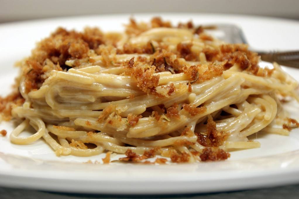 spaghetti acciughe e pangrattato