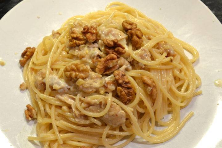 spaghetti con colatura di alici e noci