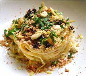 Linguine con bottarga, limone uvetta e mandorle 