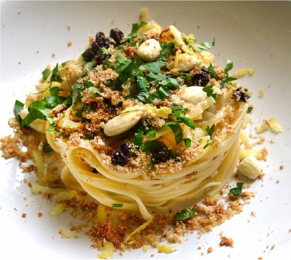 Linguine con bottarga, limone uvetta e mandorle