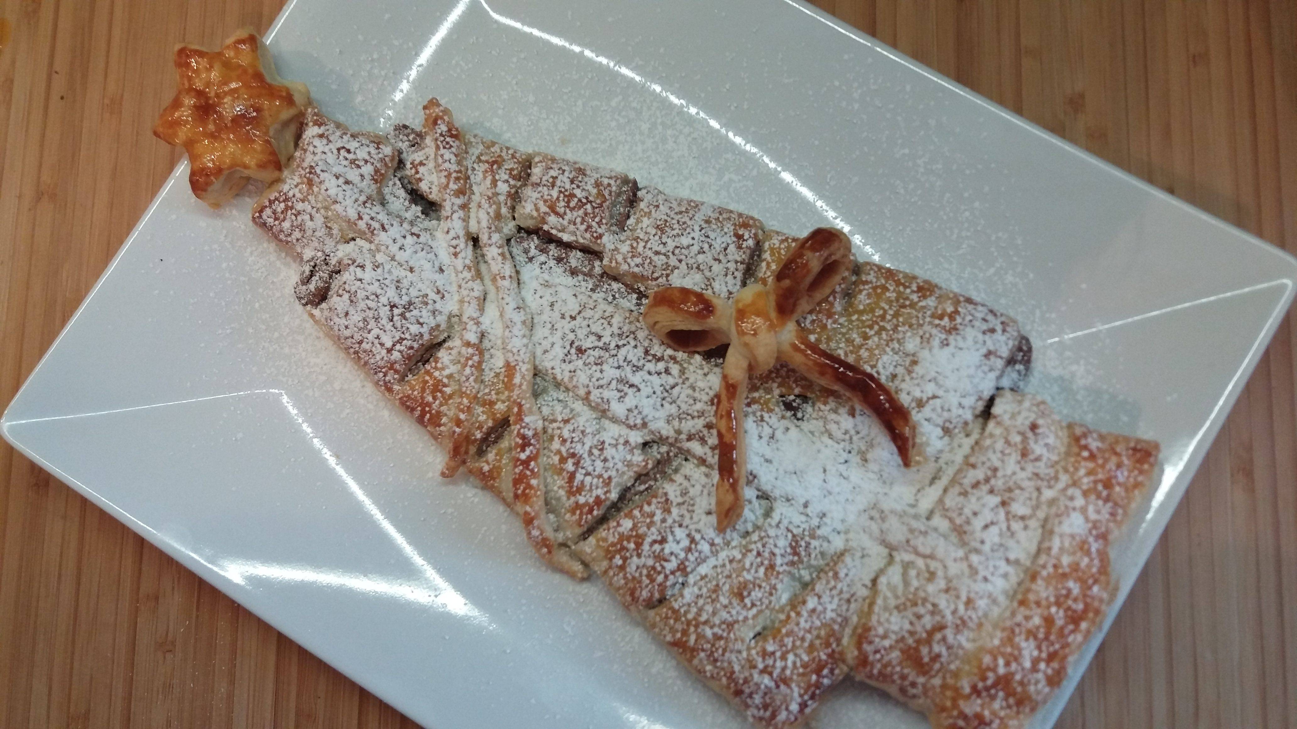 Albero di pasta sfoglia Natalizio con cioccolato