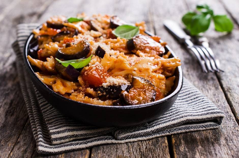 Pasta all’amatriciana con le melanzane