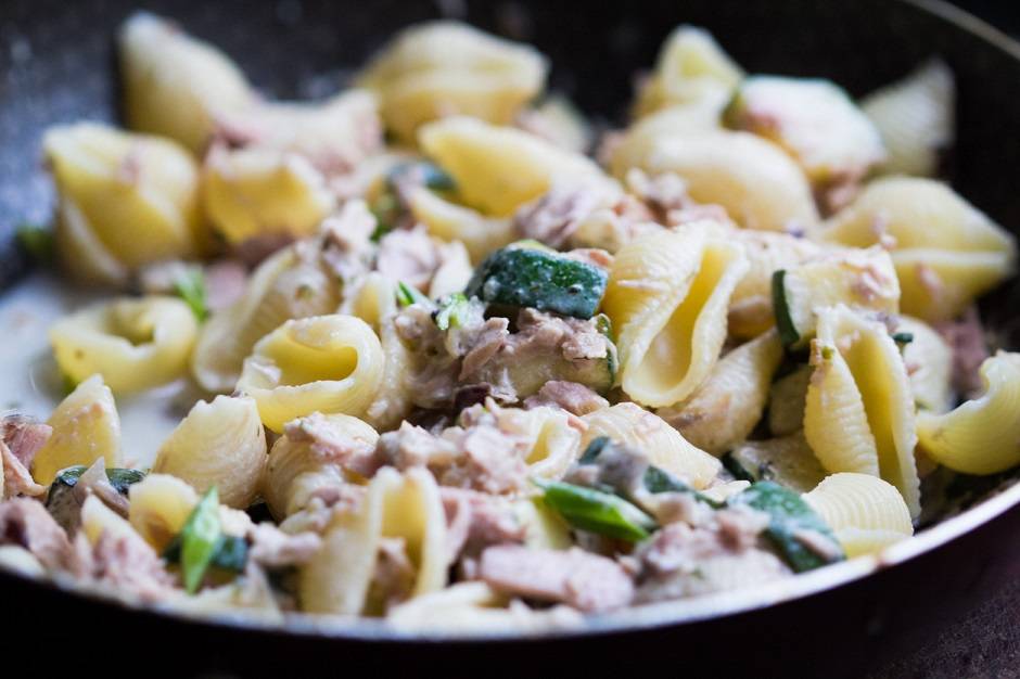 Pasta con tonno zucchine e limone