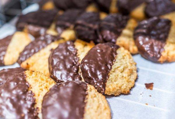 Biscotti con nocciole e cioccolato