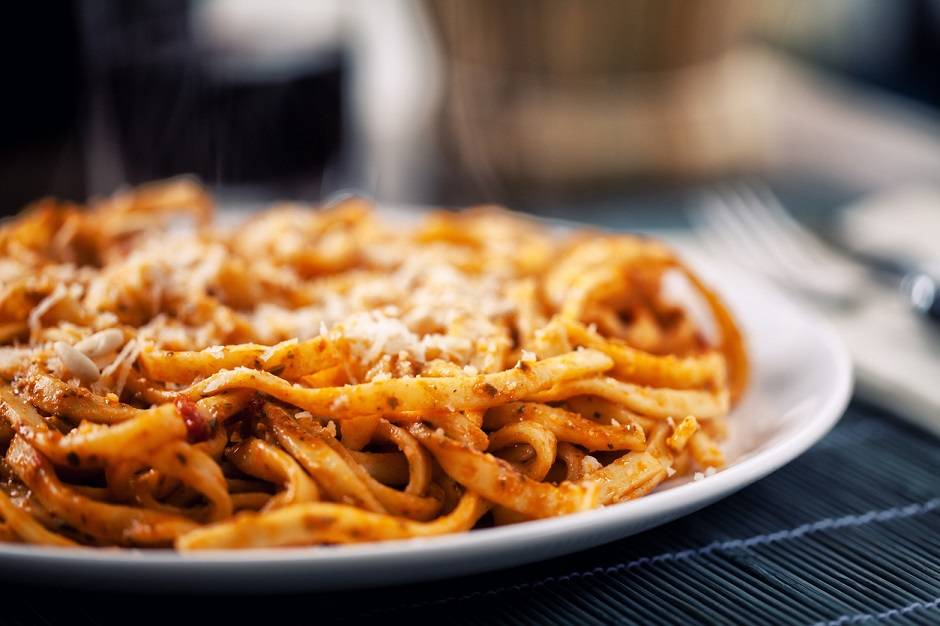 Pasta al pesto di pomodori secchi, pecorino e nocciole