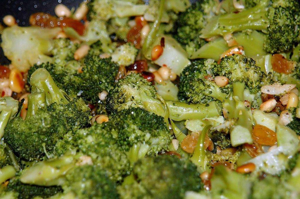 caponata di broccoli con uvetta e pinoli