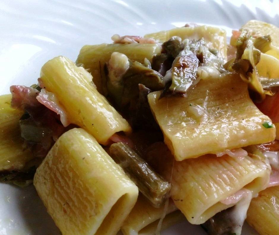 Pasta al forno con carciofi e prosciutto