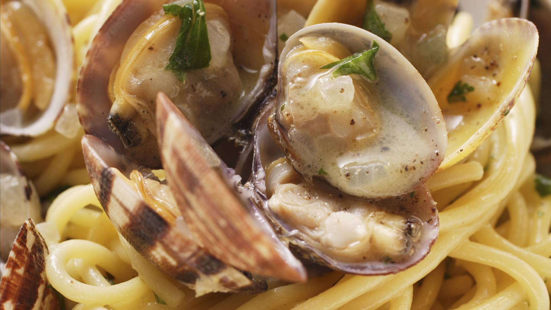 linguine con vongole e melanzane