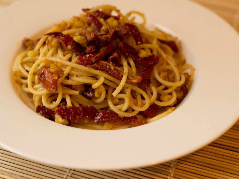 Spaghetti con pomodori secchi e pangrattato