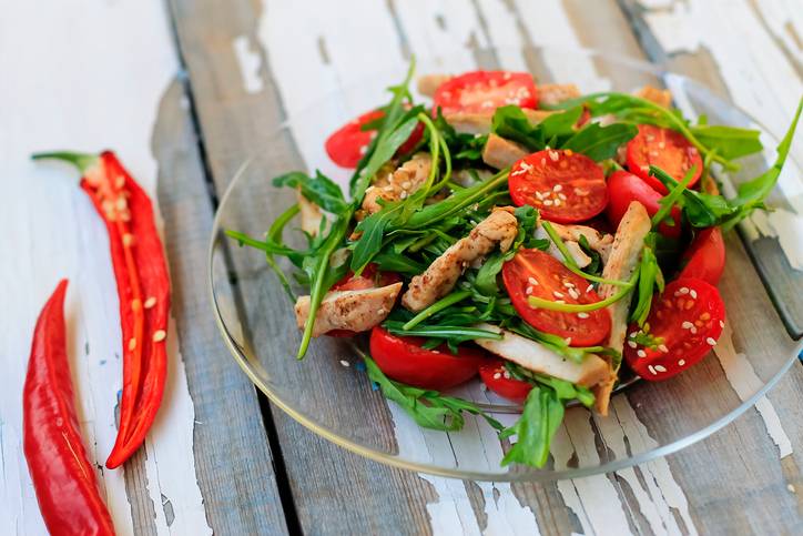 tagliata di pollo con pomodorini e rucola