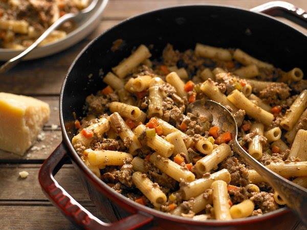 Pasta al Ragù in Bianco, un primo piatto della cucina napoletana.